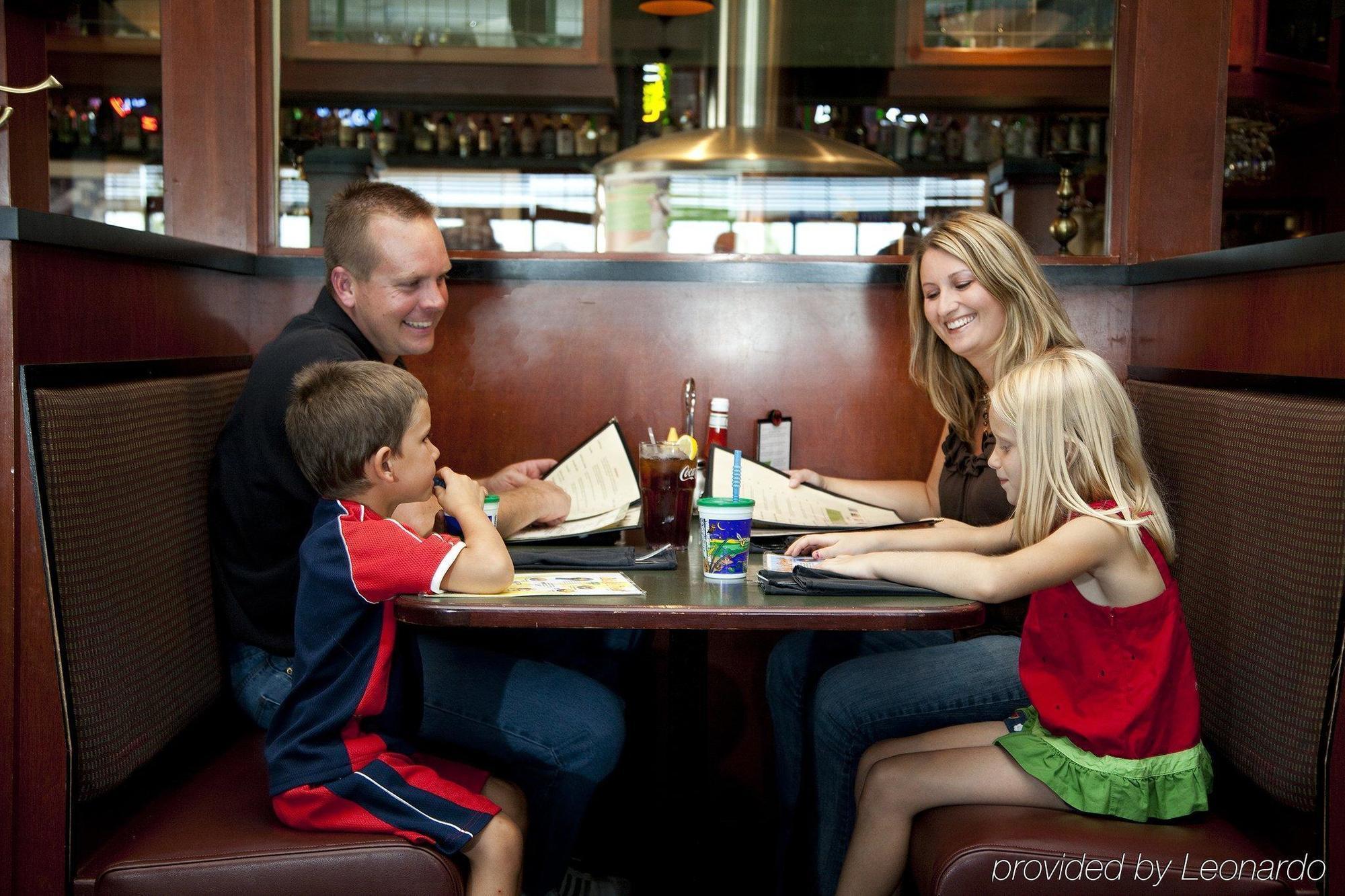 Holiday Inn Hotel & Suites Owatonna Restaurant photo